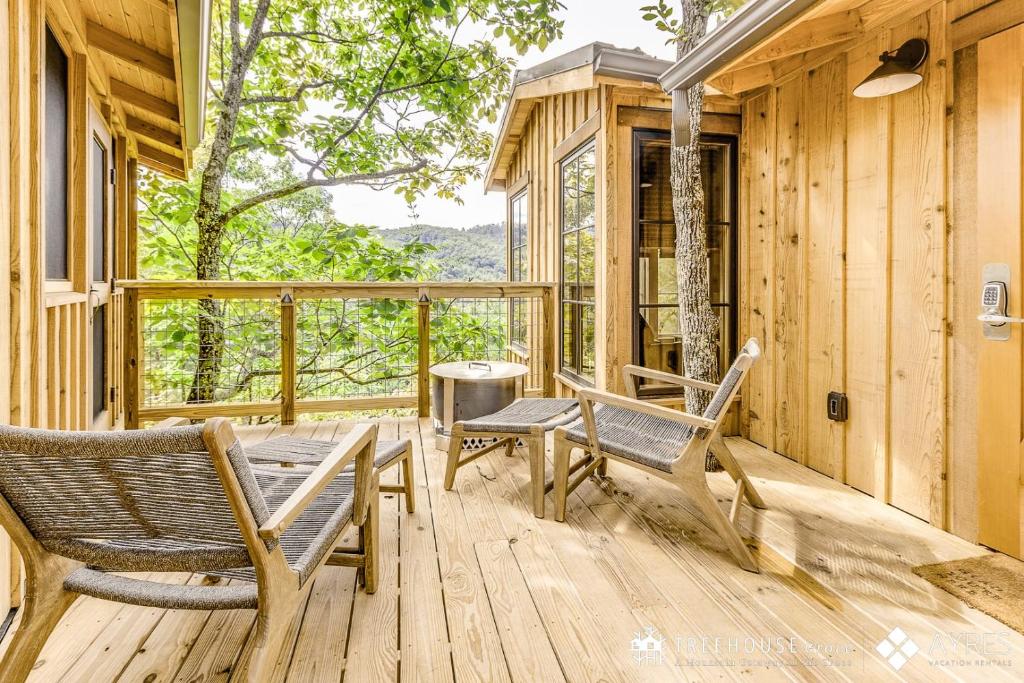 Lounge chairs on the deck, ridges through the trees · © The Spruce at Treehouse Grove