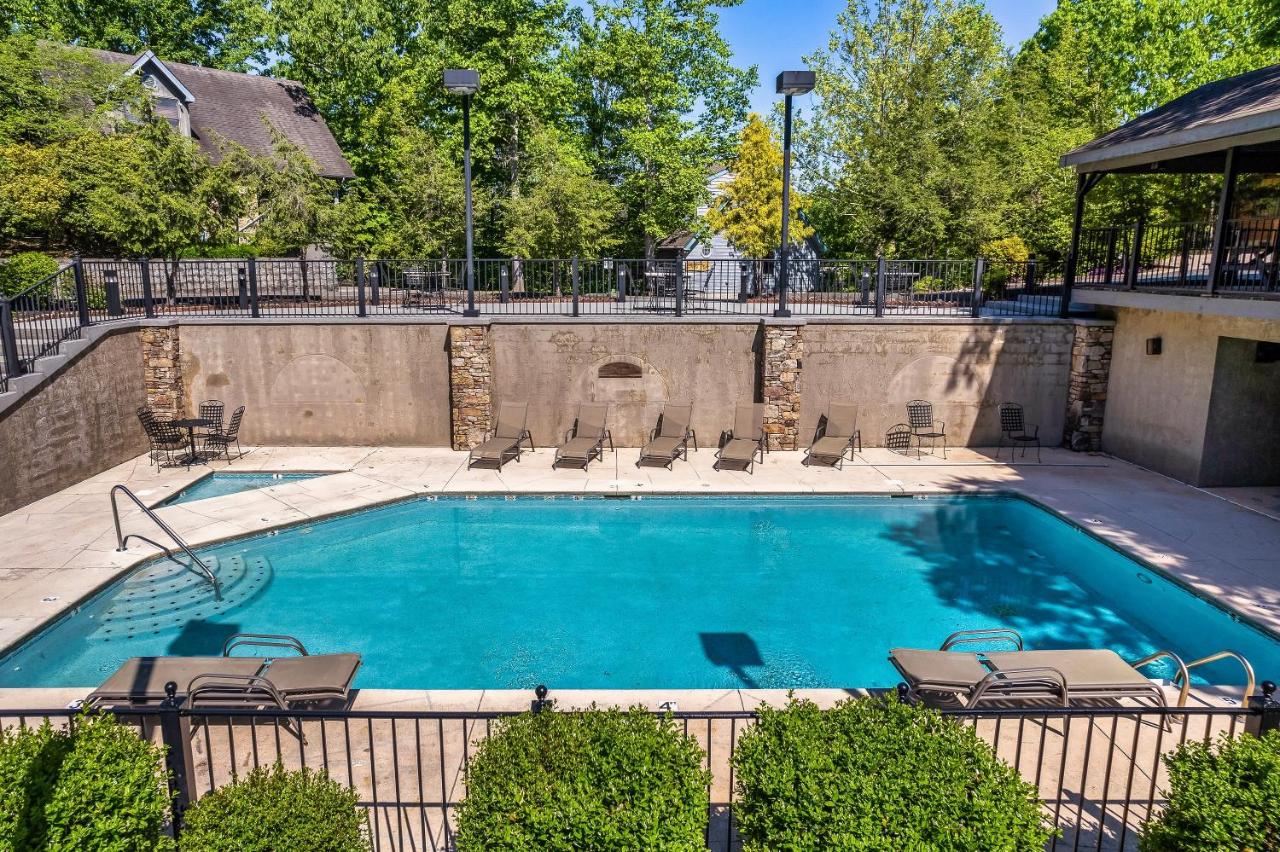 The cabin's outdoor pool and loungers, open in the warm season · © The Wacky Woodpecker