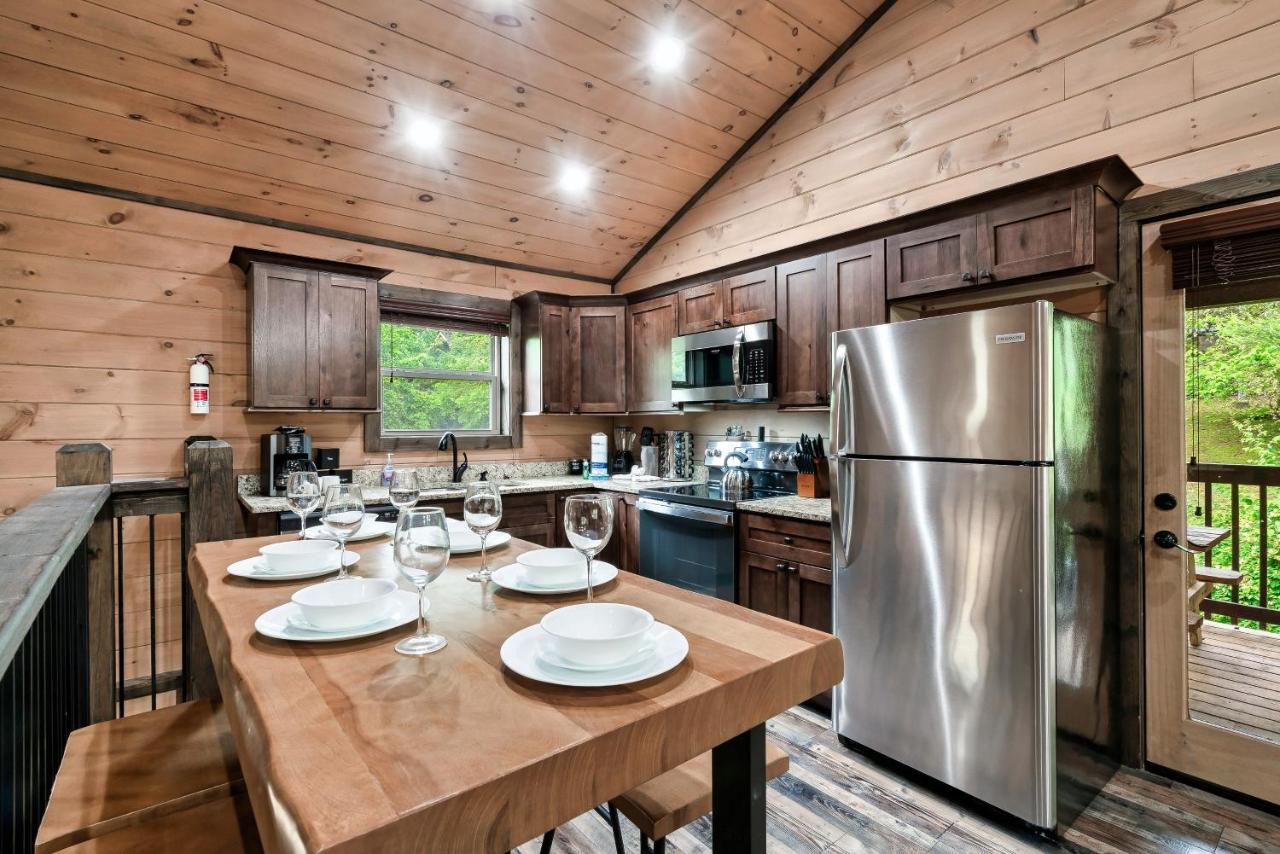 The full kitchen and live-edge dining table off the back deck · © The Wacky Woodpecker