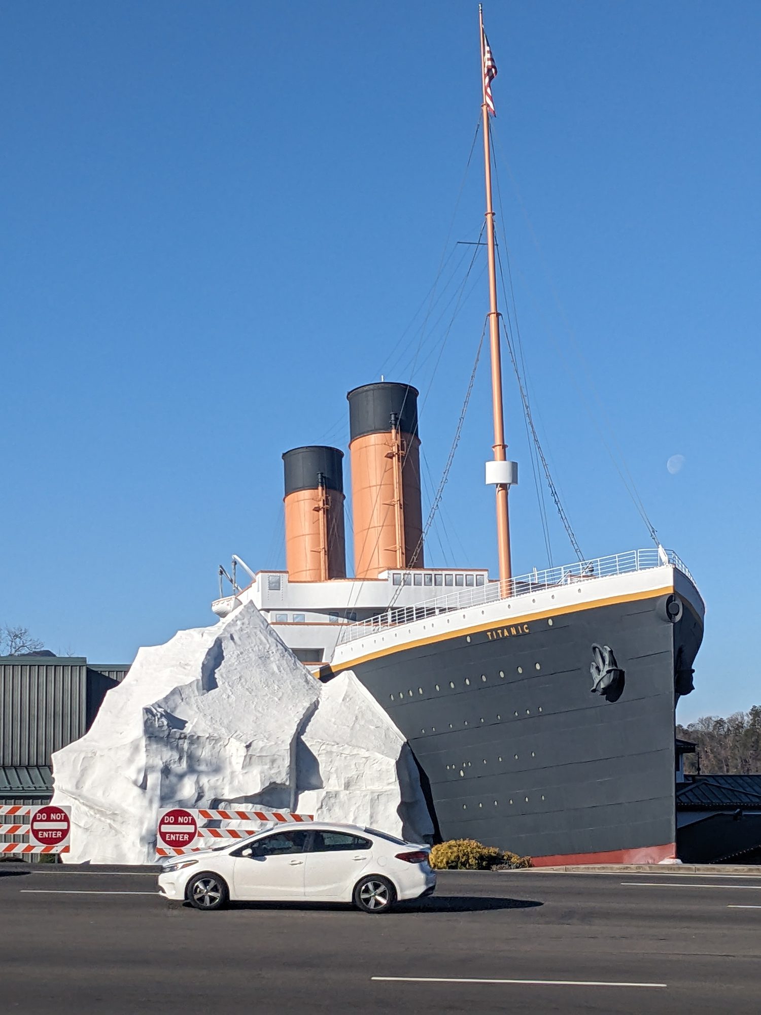 The bow and its mock iceberg facing the Parkway
