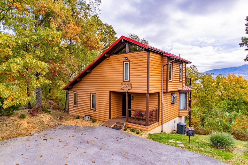 The log-sided cabin and its level drive in autumn · © Twinflower Summit