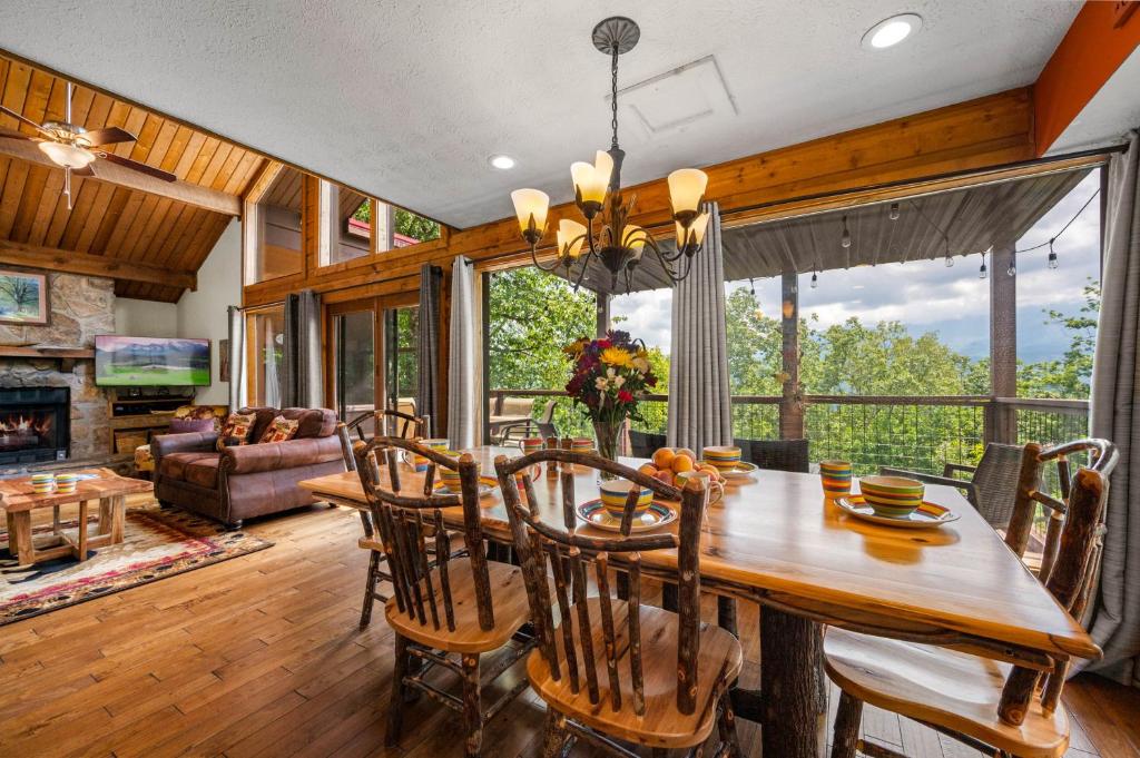 The rustic log dining table opening onto the covered deck · © Twinflower Summit