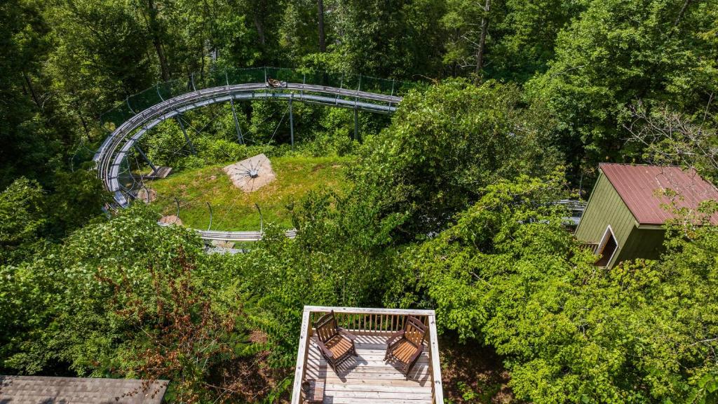 A deck above a mountain coaster track · © Whiskey Ridge Lodge