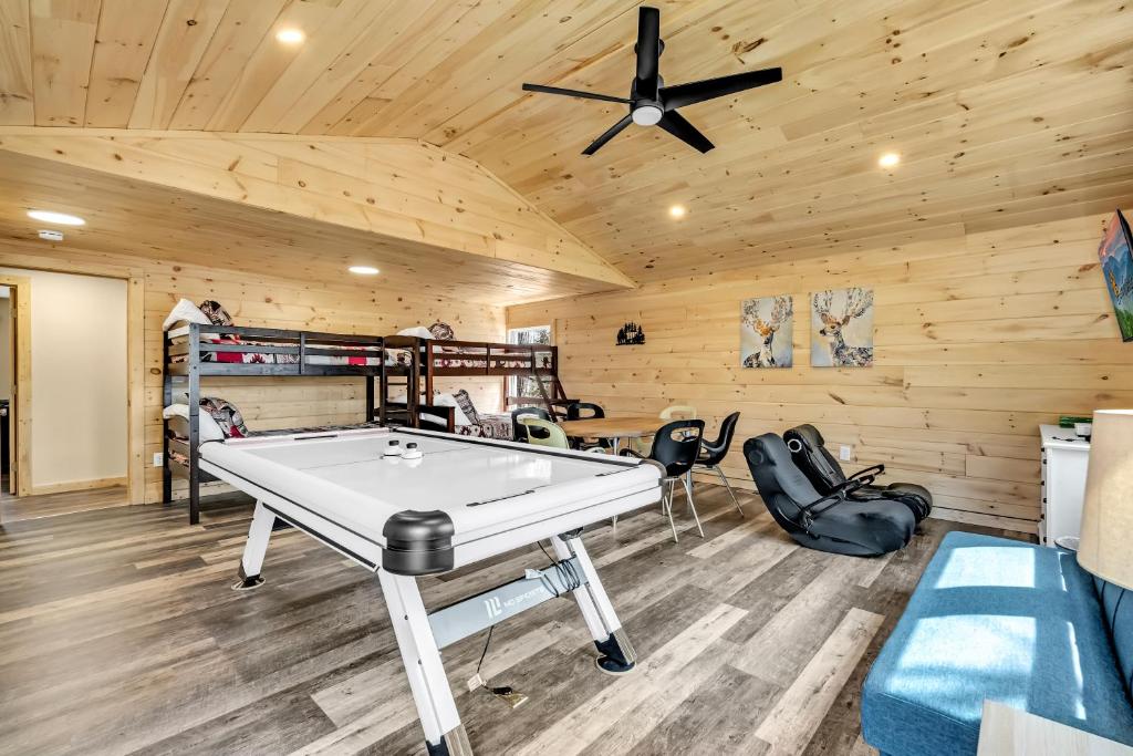 The games room with an air-hockey table and a built-in bunk · © Whispering Winds